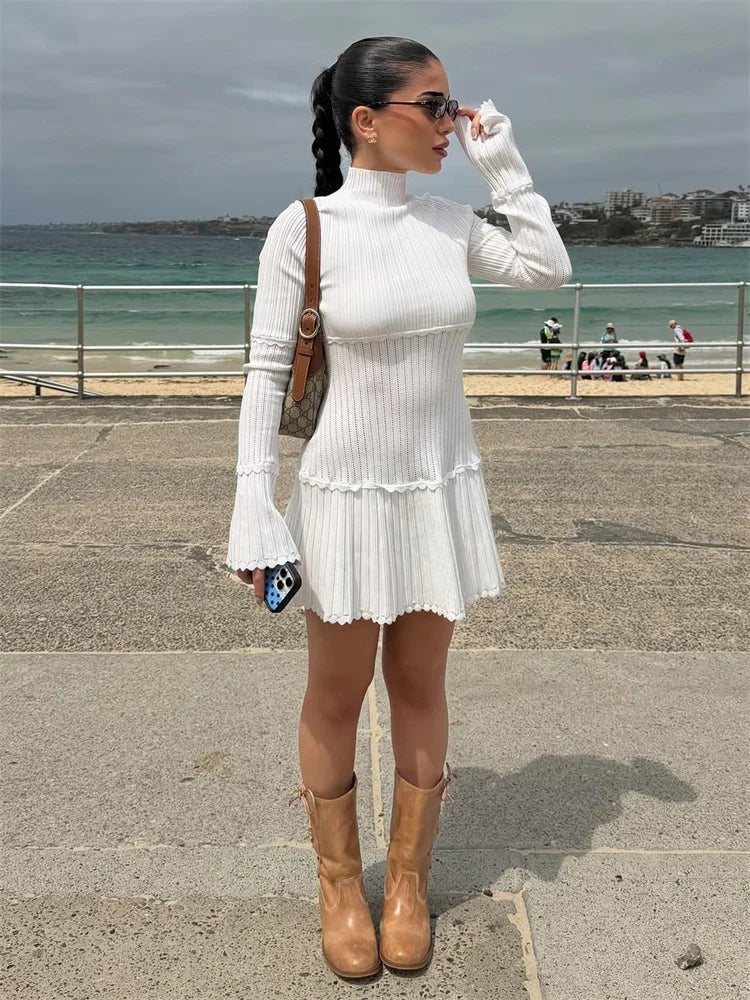 Vestido corto de punto con volantes