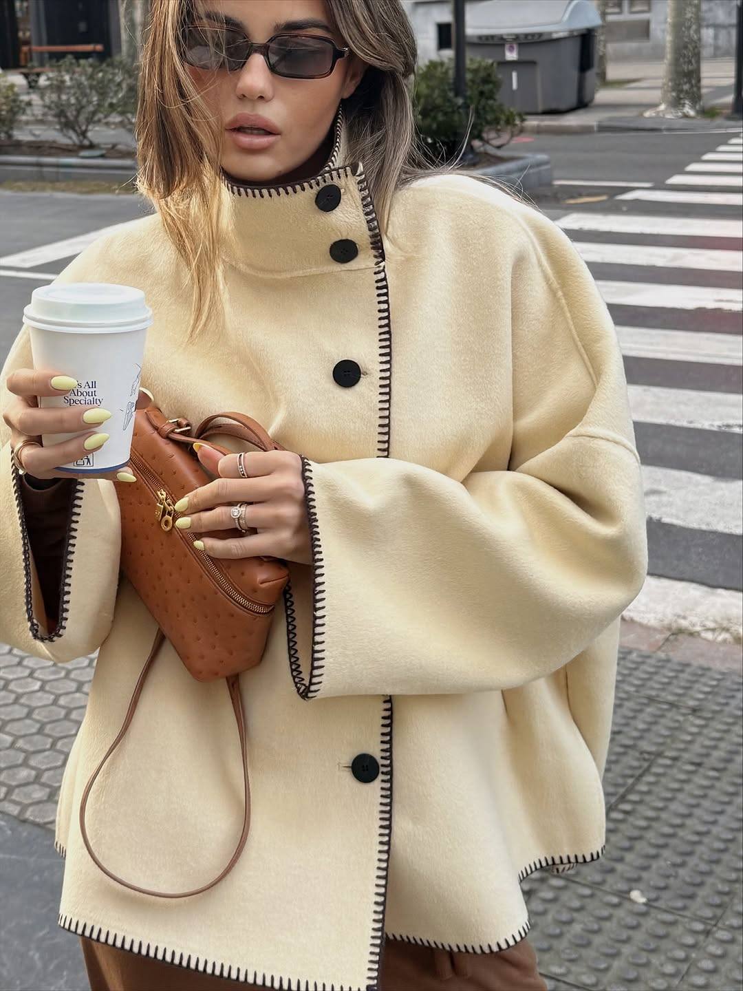 Chaqueta Emily de cuello alto con botones