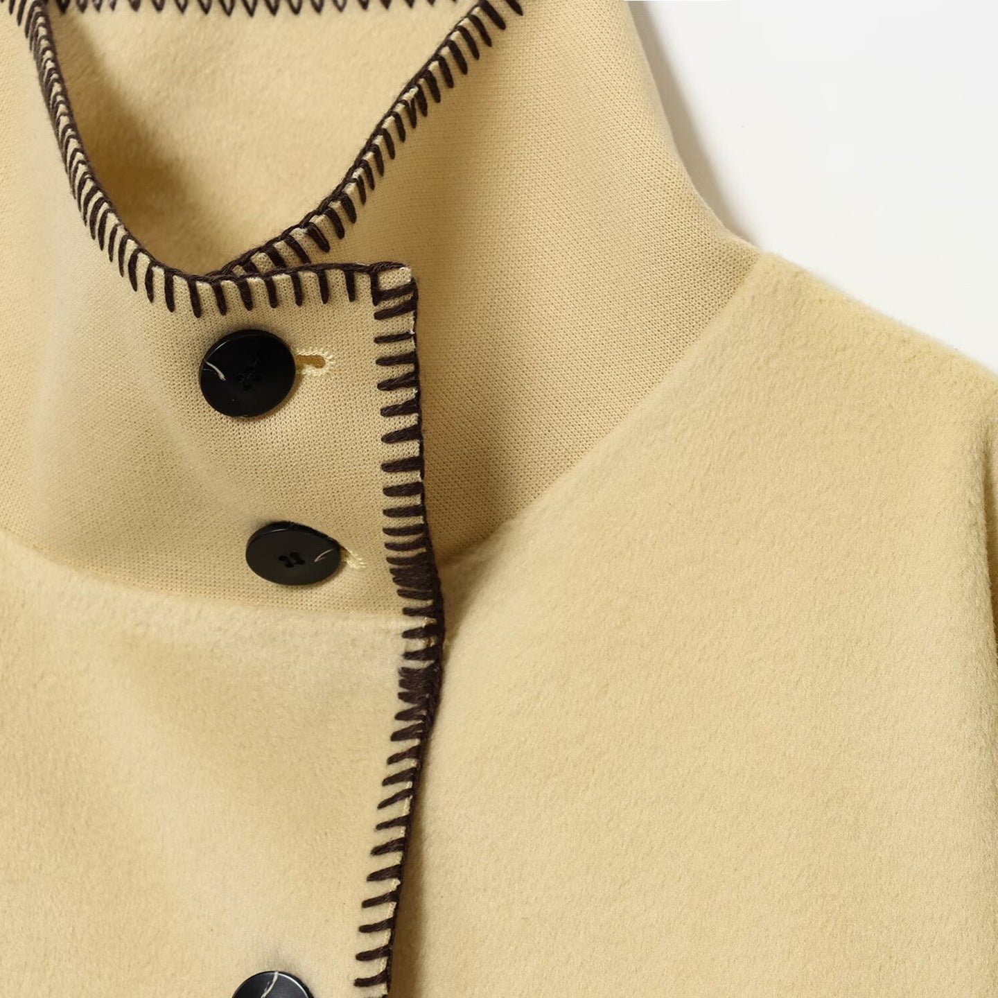 Chaqueta Emily de cuello alto con botones