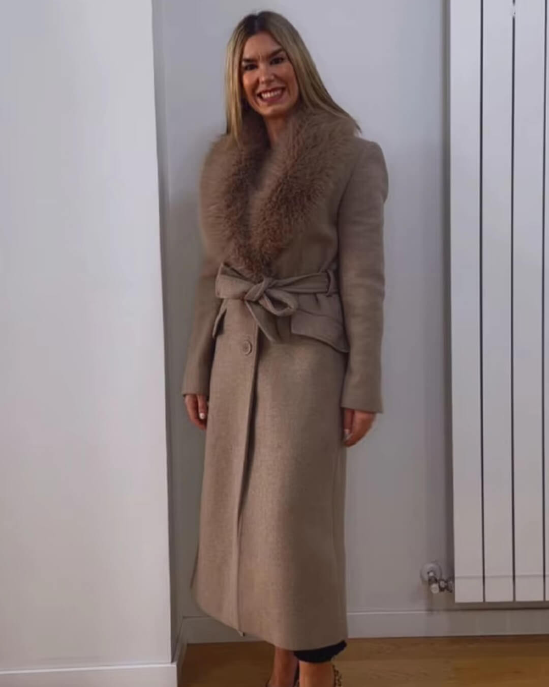Abrigo maxi con cuello de piel Faye