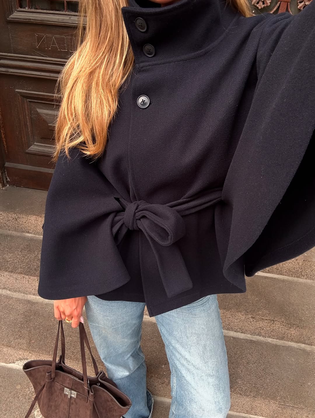 Chaqueta Capa de Cuello Alto con Cinturón