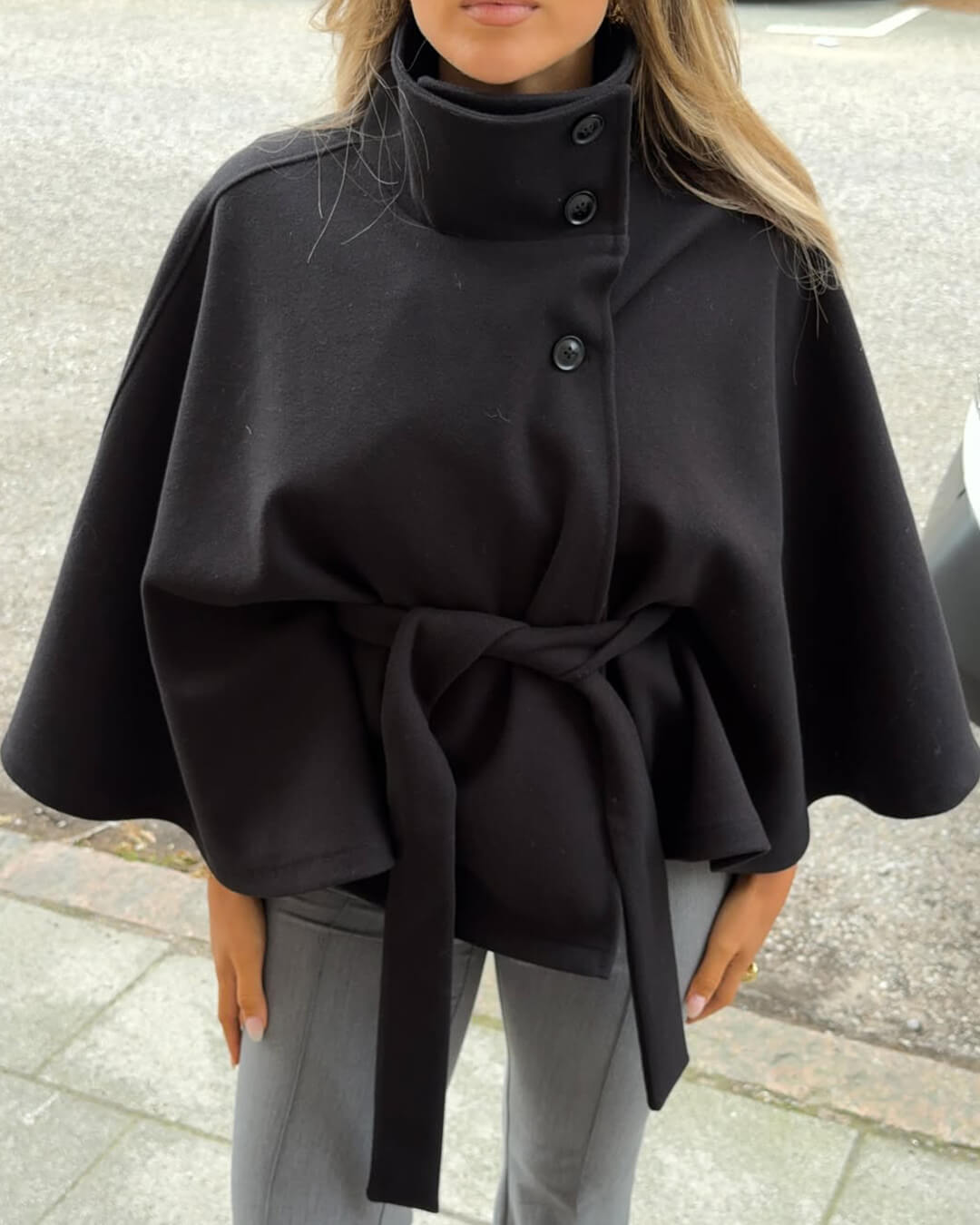 Chaqueta Capa de Cuello Alto con Cinturón