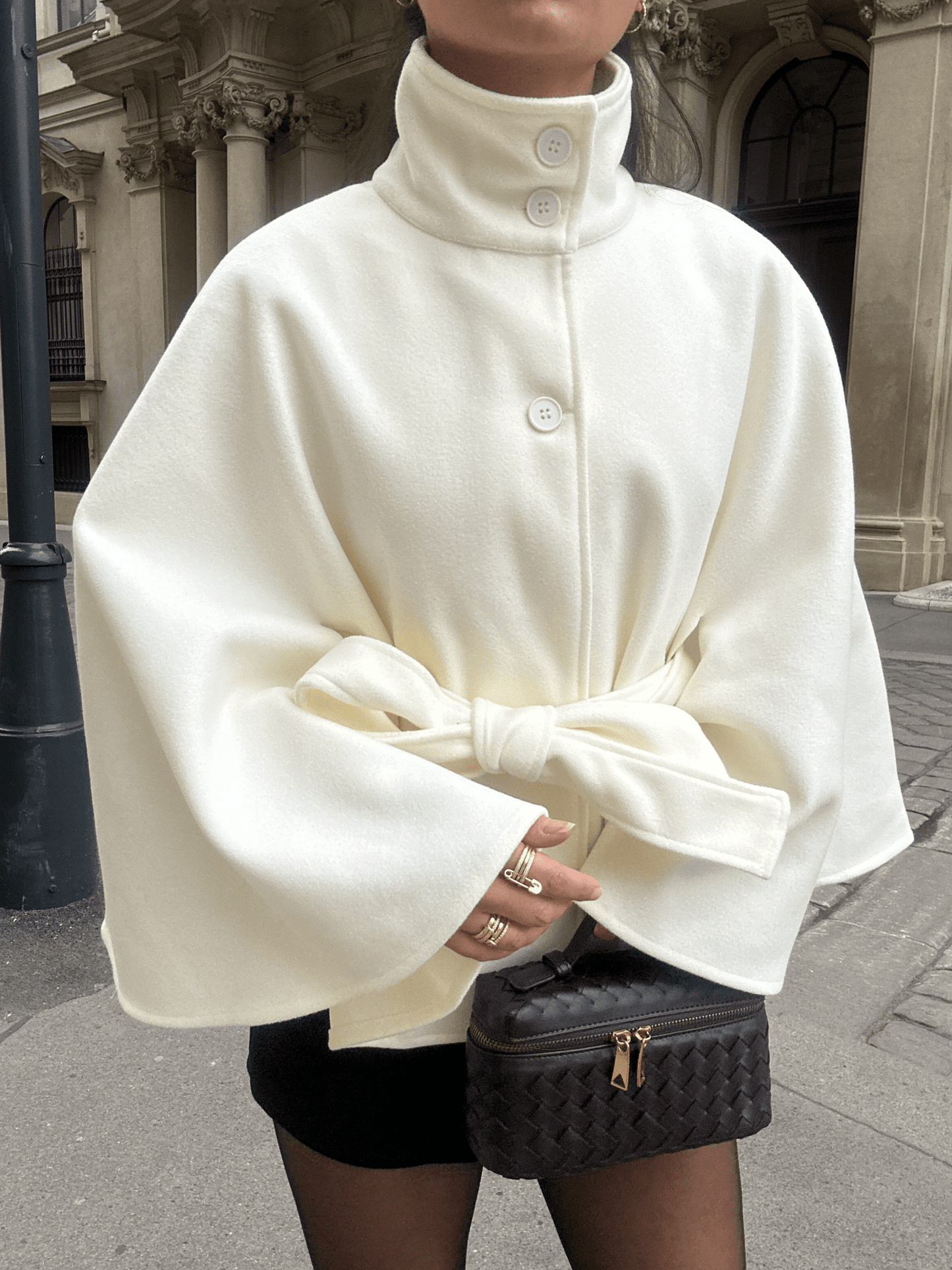 Chaqueta Capa de Cuello Alto con Cinturón