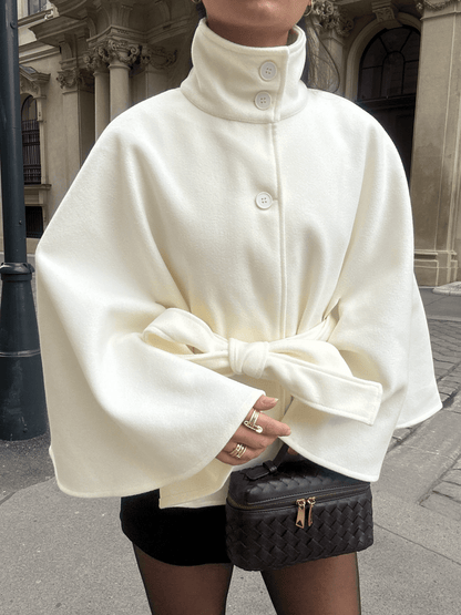Chaqueta Capa de Cuello Alto con Cinturón