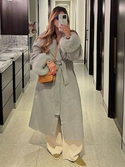 Abrigo de lana con puños de piel de zorro