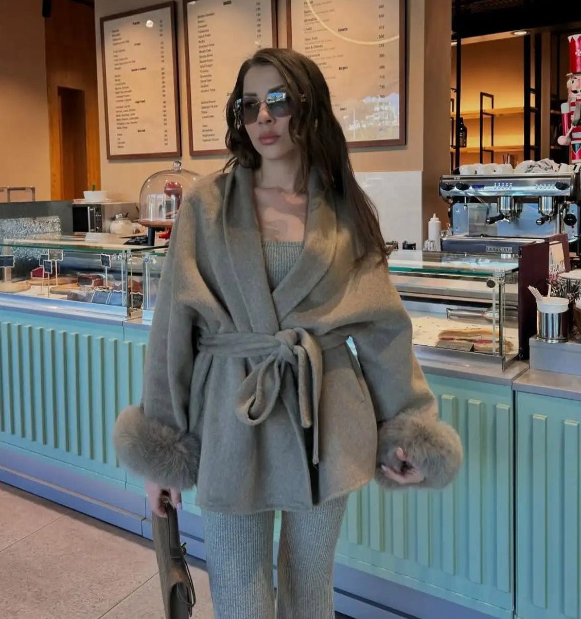 Abrigo de lana con puños de piel de zorro