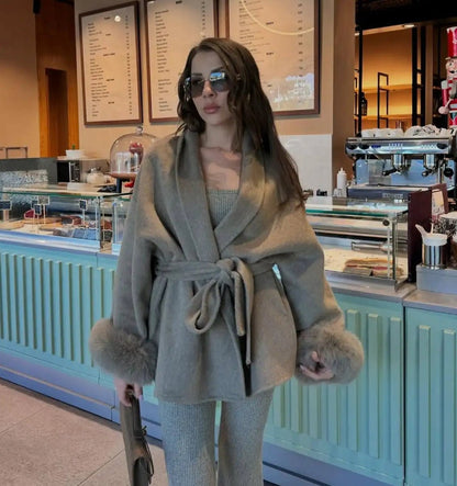 Abrigo de lana con puños de piel de zorro