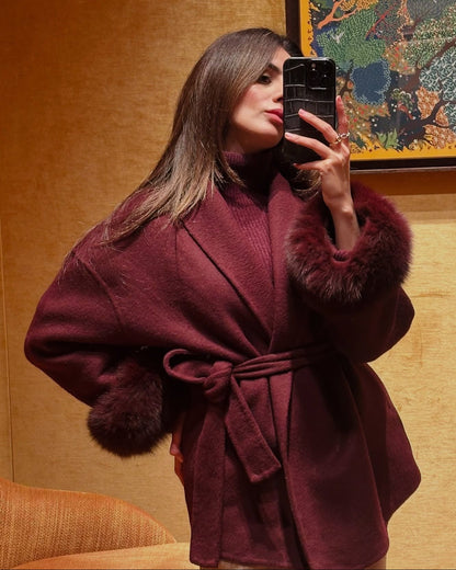 Abrigo de lana con puños de piel de zorro