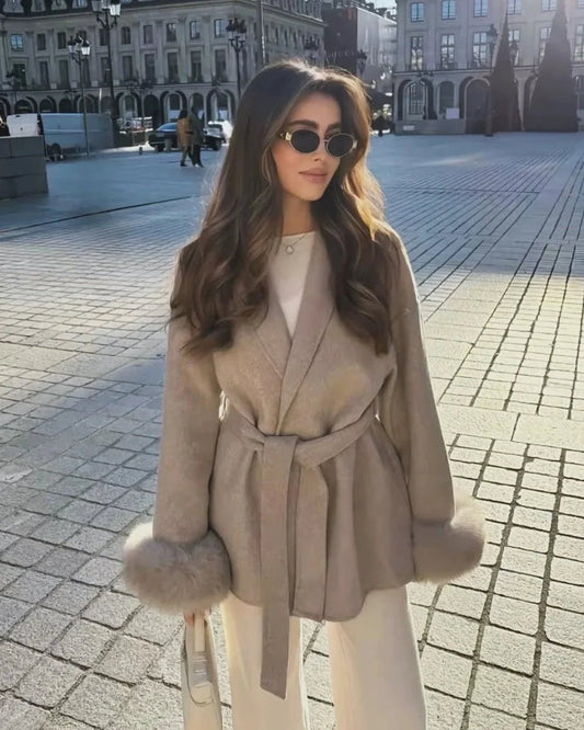 Abrigo de lana con puños de piel de zorro