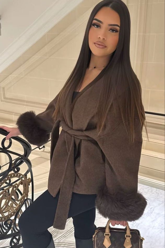 Abrigo de lana con puños de piel de zorro