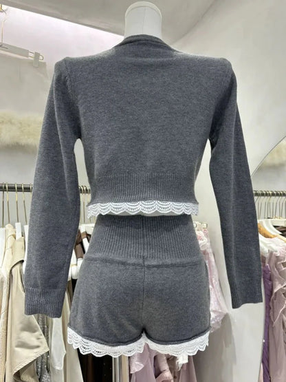 Conjunto corto de cárdigan Lucy con ribete de encaje