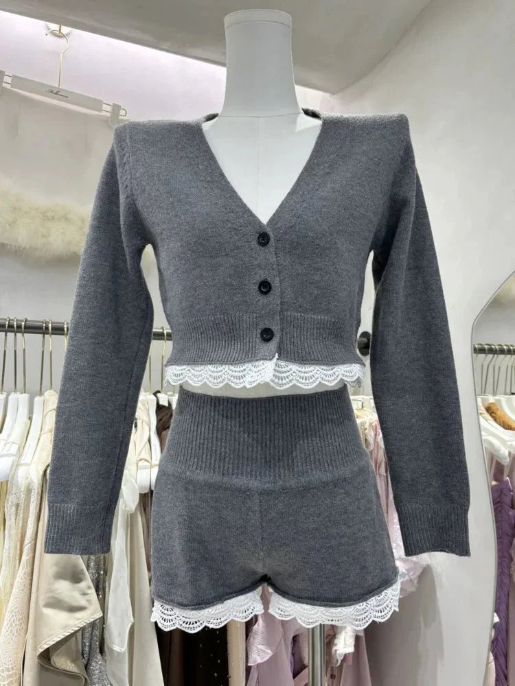 Conjunto corto de cárdigan Lucy con ribete de encaje