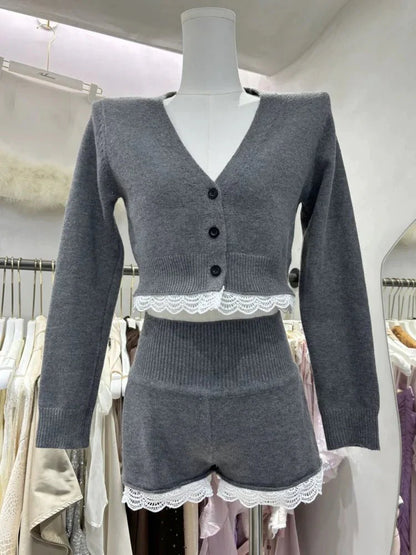 Conjunto corto de cárdigan Lucy con ribete de encaje