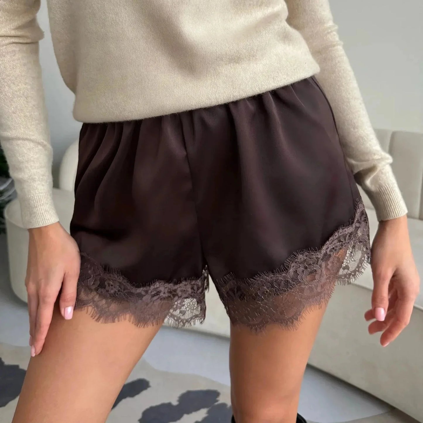 Pantalones cortos de satén con encaje Suzette