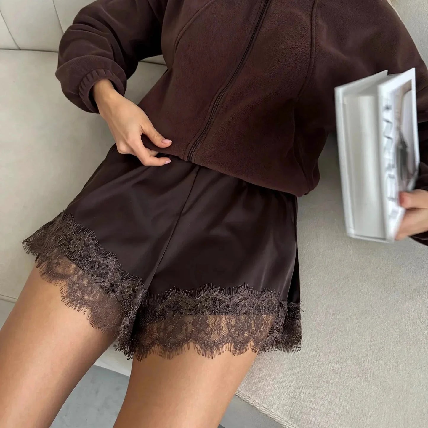 Pantalones cortos de satén con encaje Suzette