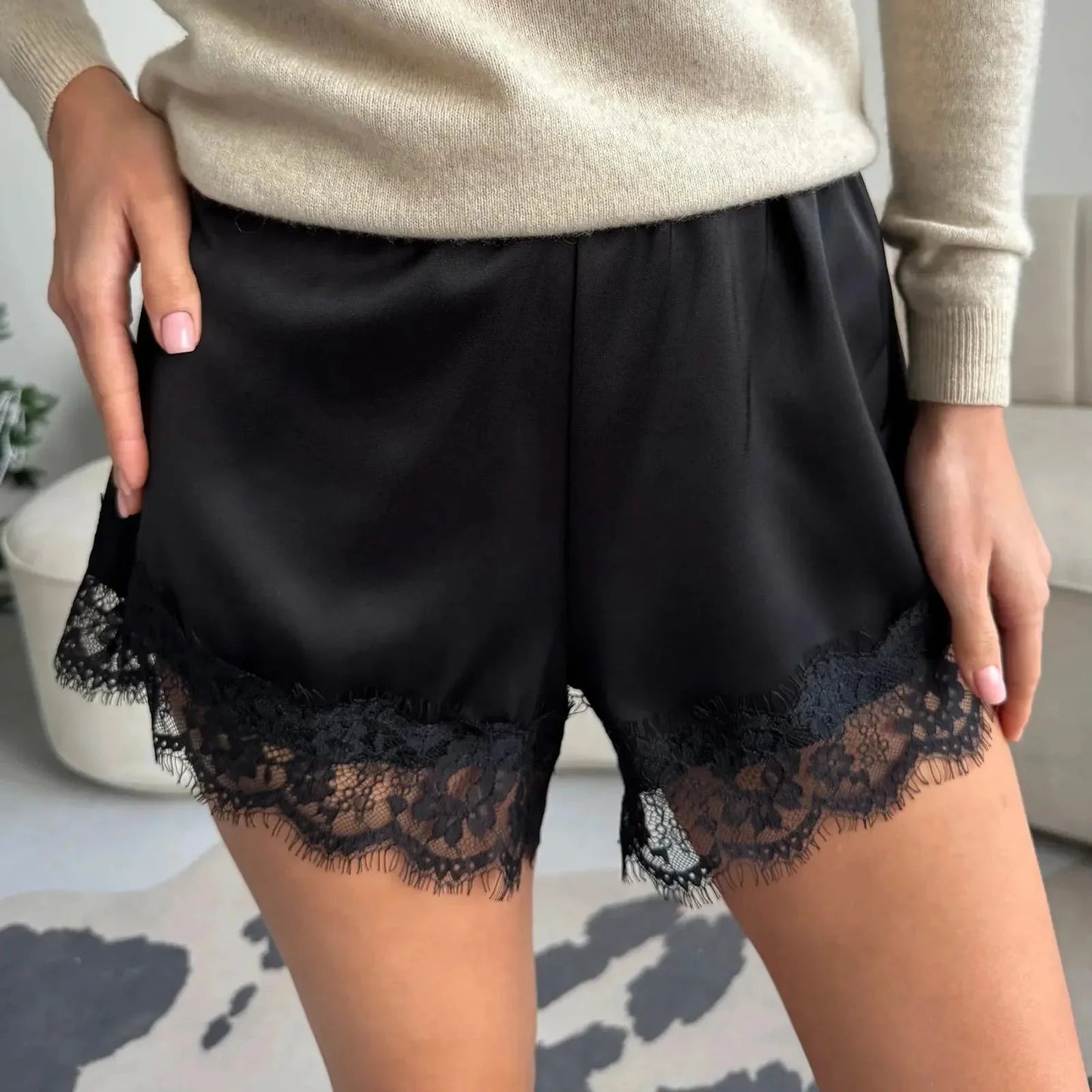 Pantalones cortos de satén con encaje Suzette