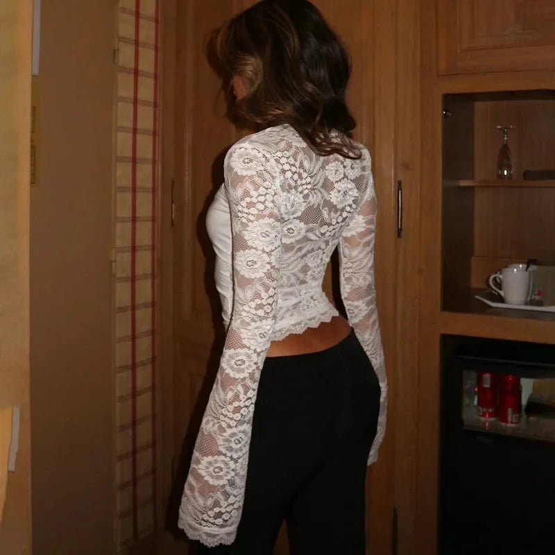 Blusa Nadine de encaje con mangas acampanadas