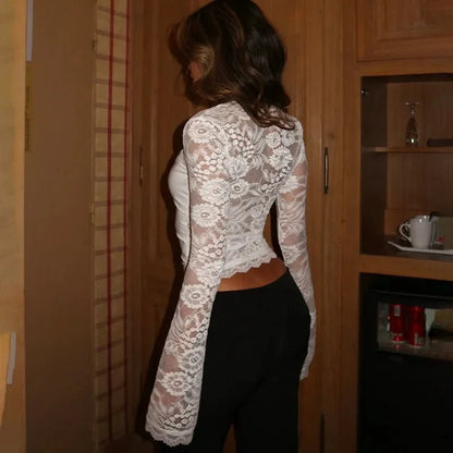 Blusa Nadine de encaje con mangas acampanadas