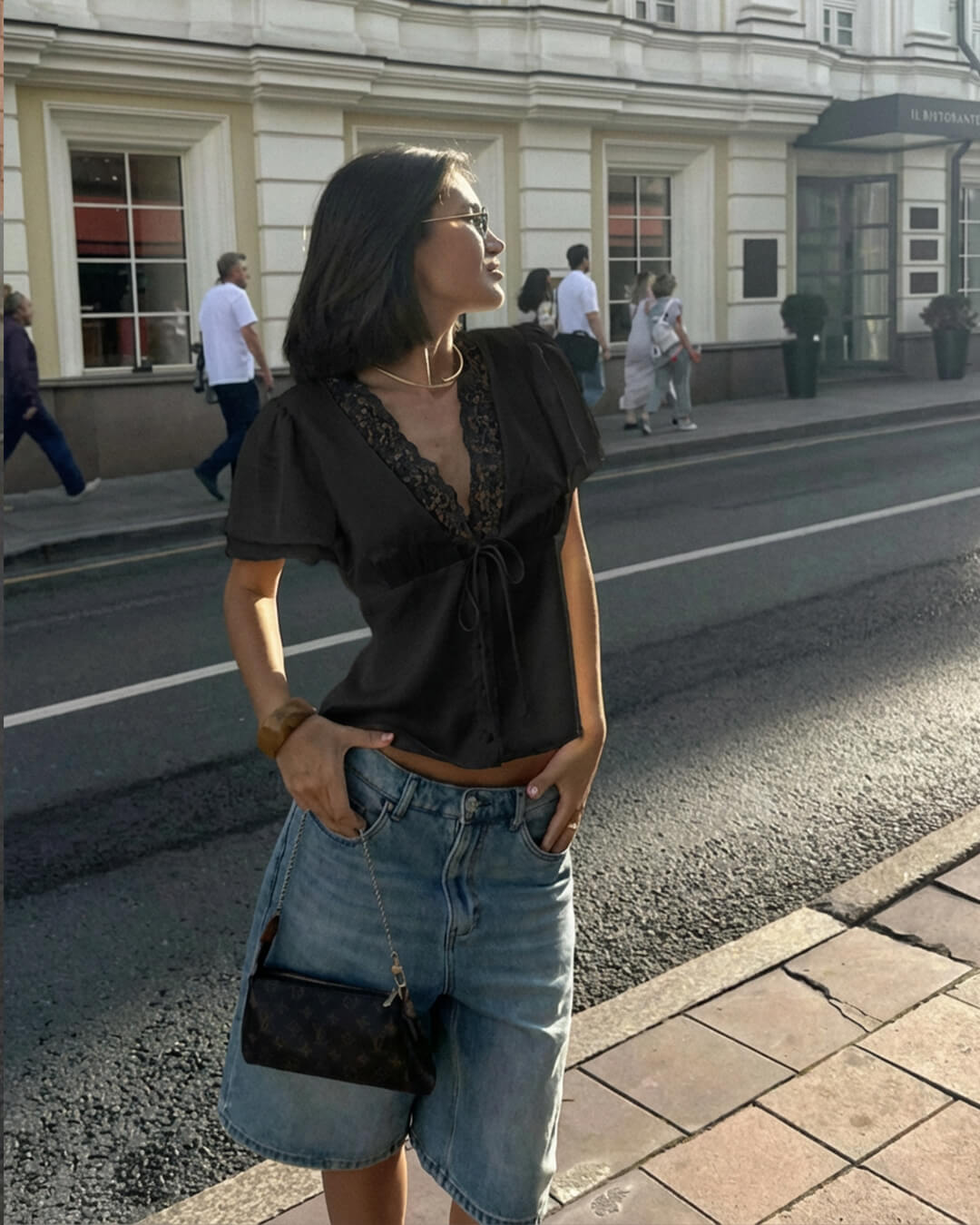 Blusa de encaje con manga corta y escote en V con rosetones