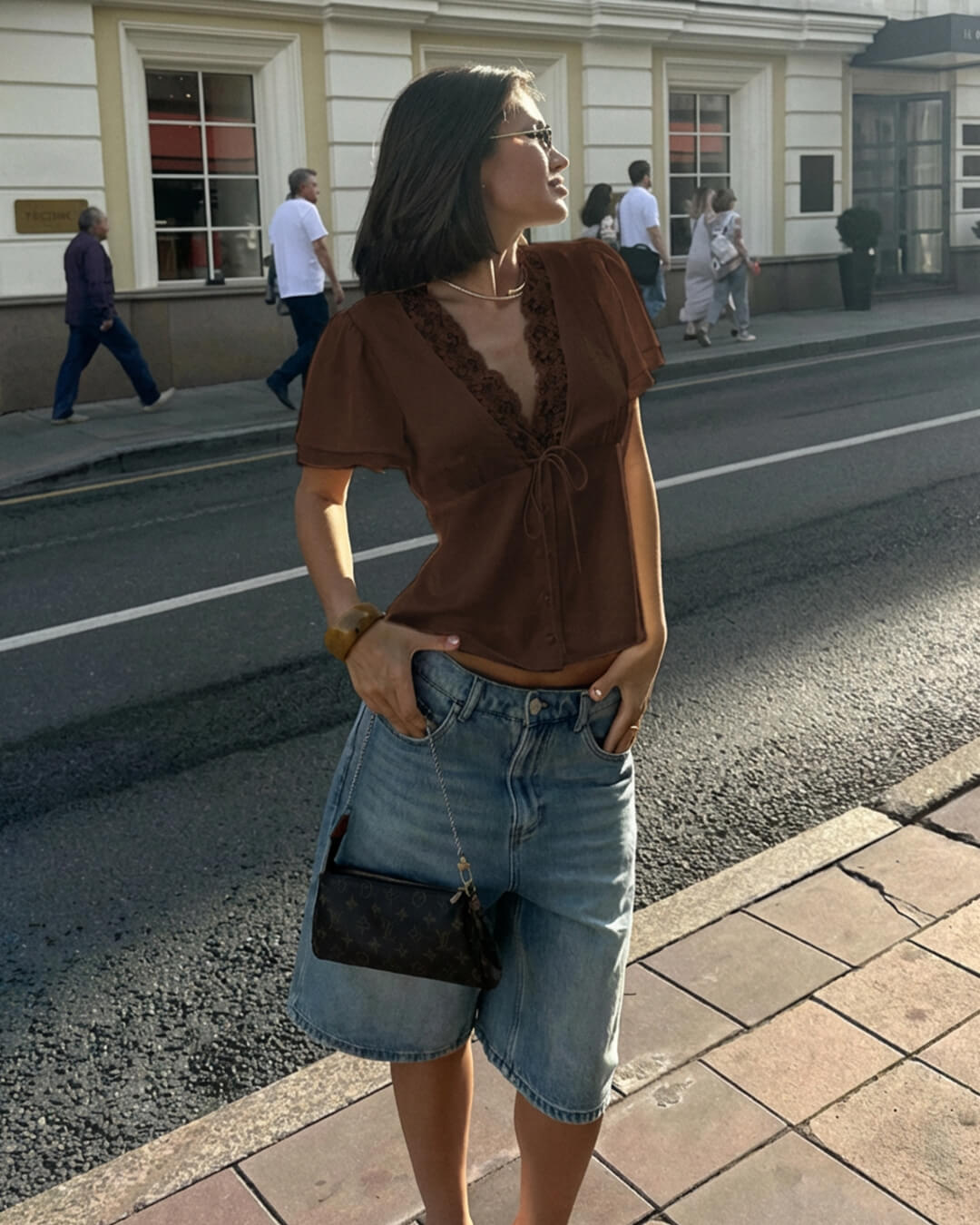 Blusa de encaje con manga corta y escote en V con rosetones