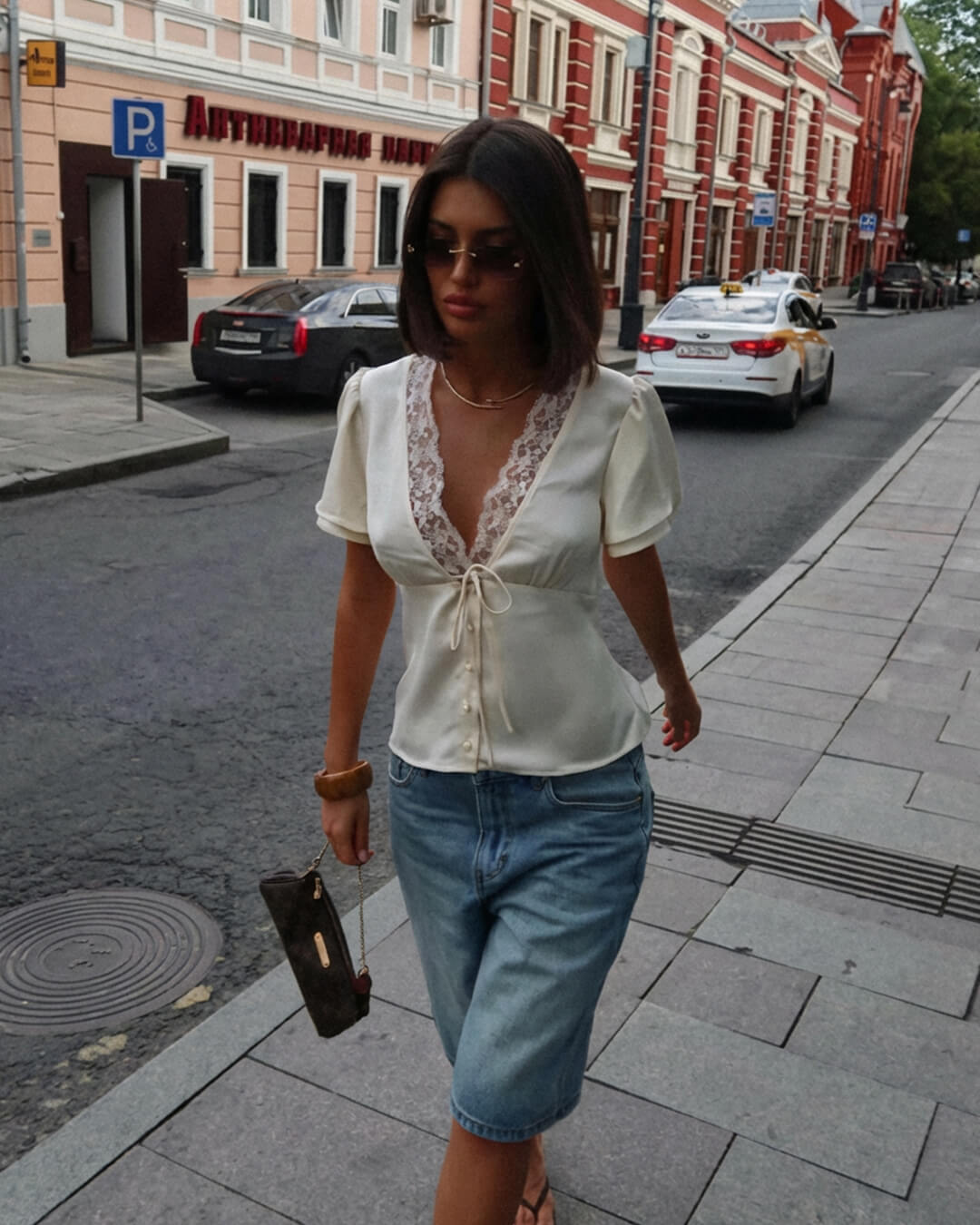 Blusa de encaje con manga corta y escote en V con rosetones