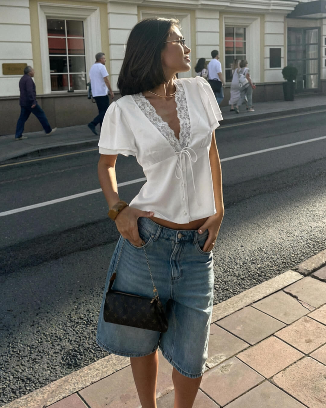 Blusa de encaje con manga corta y escote en V con rosetones