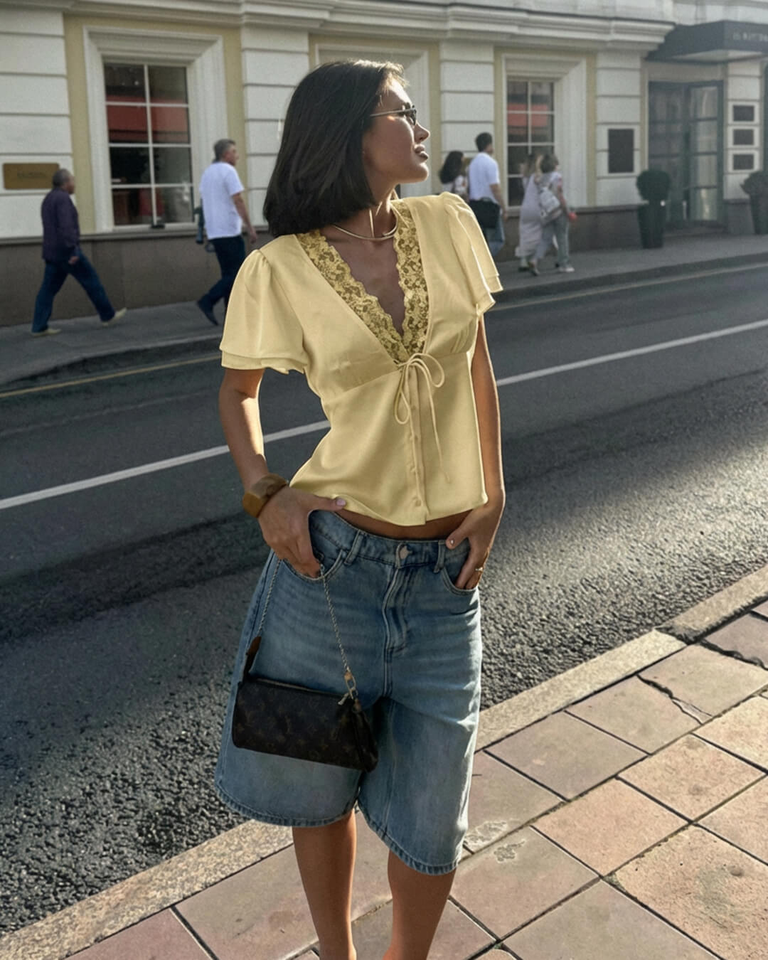 Blusa de encaje con manga corta y escote en V con rosetones