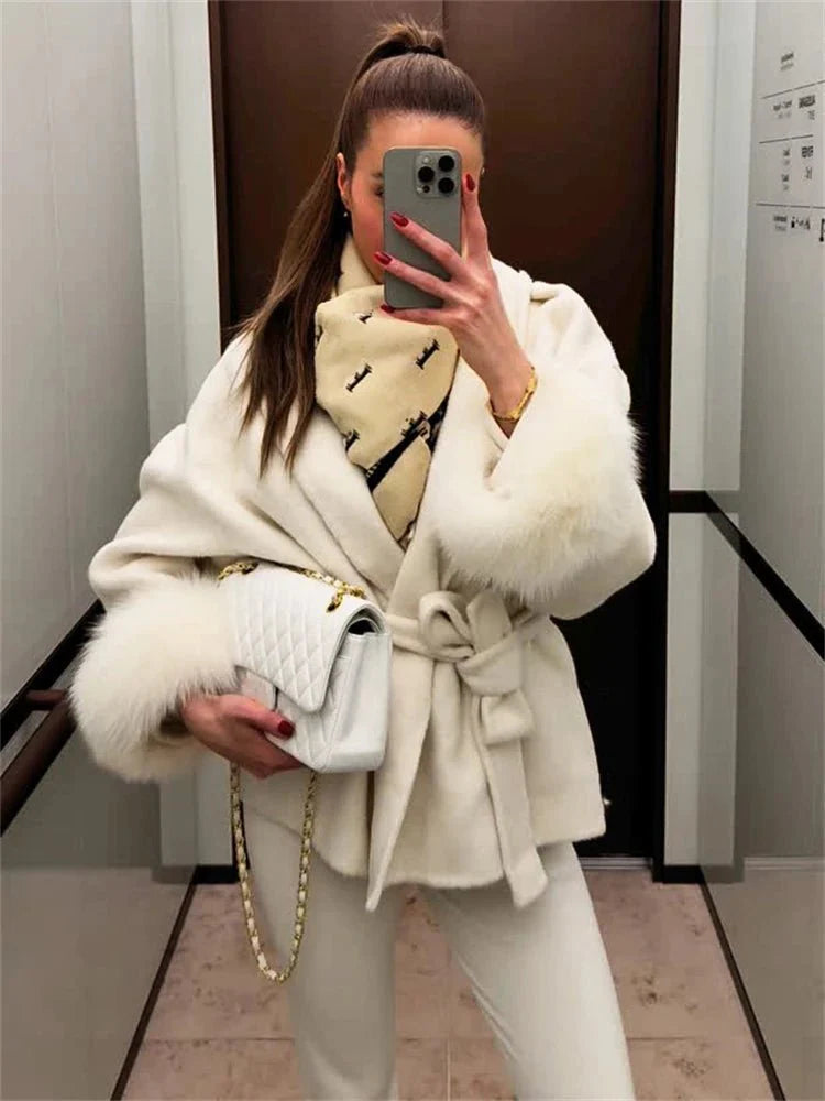 Abrigo de lana con puños de piel de zorro