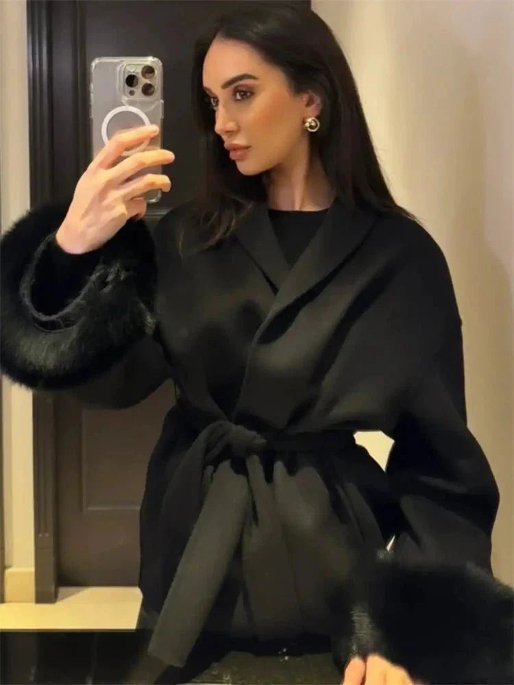 Abrigo de lana con puños de piel de zorro