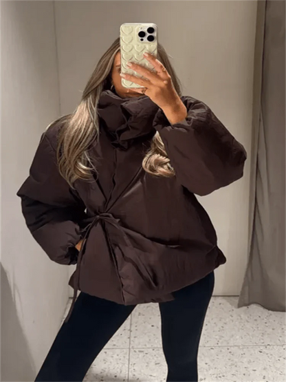 Chaqueta acolchada Suzy con cuello alto y lazo